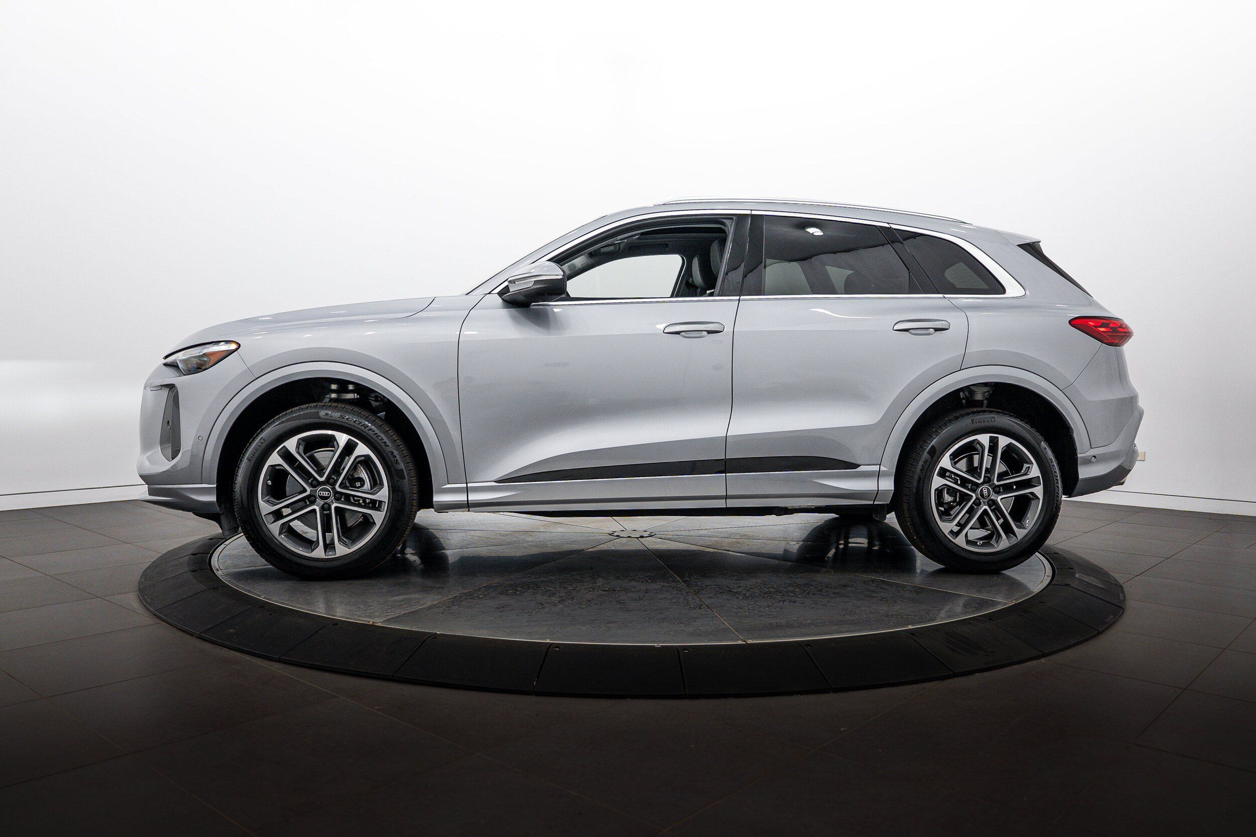Used 2025 Audi Q5 Premium Plus w/ Premium Plus AWD/4WD image 6