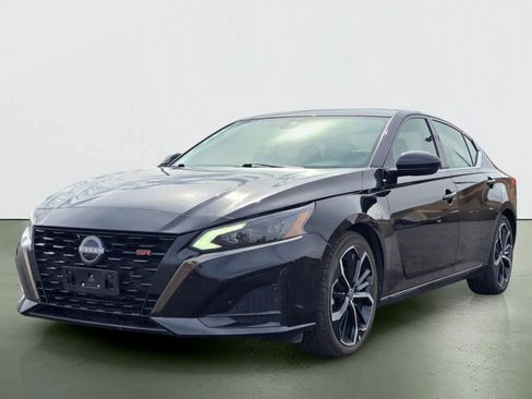 Used 2024 Nissan Altima 2.5 SR FWD image 2