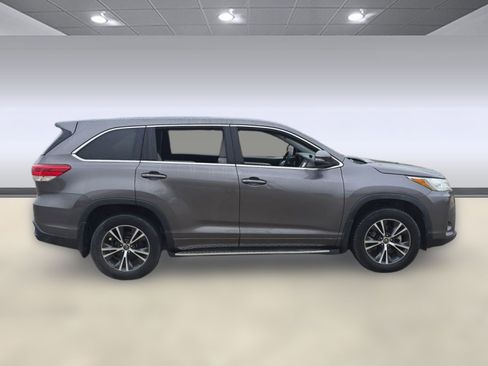Used 2017 Toyota Highlander LE image 8