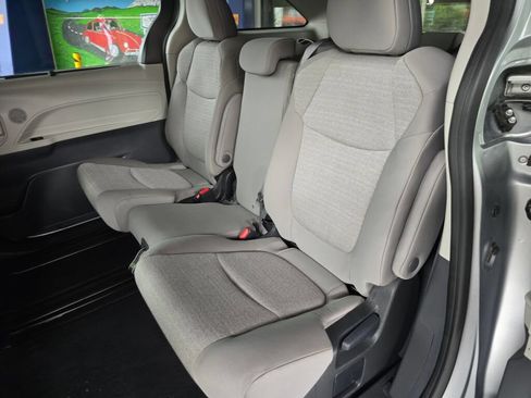 Used 2024 Toyota Sienna LE AWD/4WD image 19