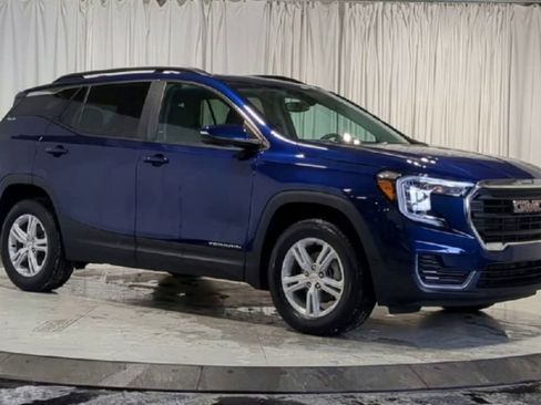 Used 2022 GMC Terrain SLE w/ Driver Convenience Package image 2