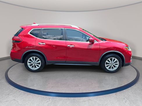 Used 2017 Nissan Rogue SV FWD image 4