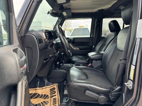 Used 2017 Jeep Wrangler Unlimited Sahara AWD/4WD image 16