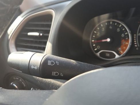 Used 2015 Jeep Renegade Latitude w/ Popular Equipment Group image 35