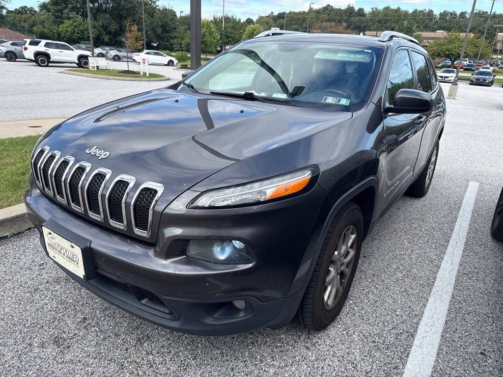 Used 2018 Jeep Cherokee Latitude Plus w/ Comfort/Convenience Group AWD/4WD image 2