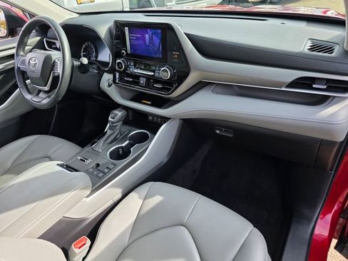 Used 2023 Toyota Highlander XLE image 9