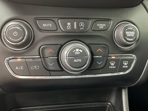 Used 2022 Jeep Cherokee Latitude Lux AWD/4WD image 21