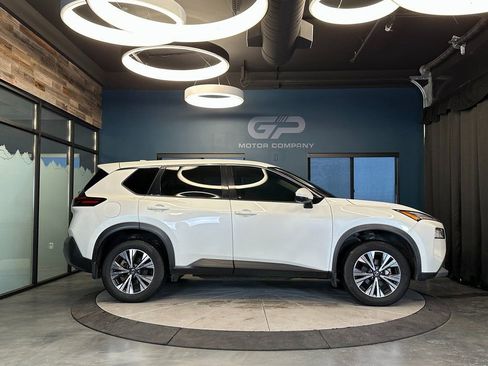 Used 2021 Nissan Rogue SV FWD image 2