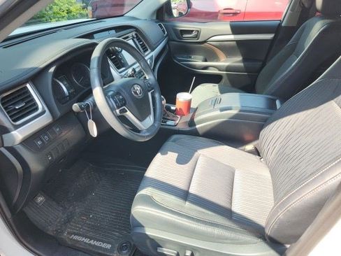 Used 2019 Toyota Highlander Plus AWD/4WD image 5