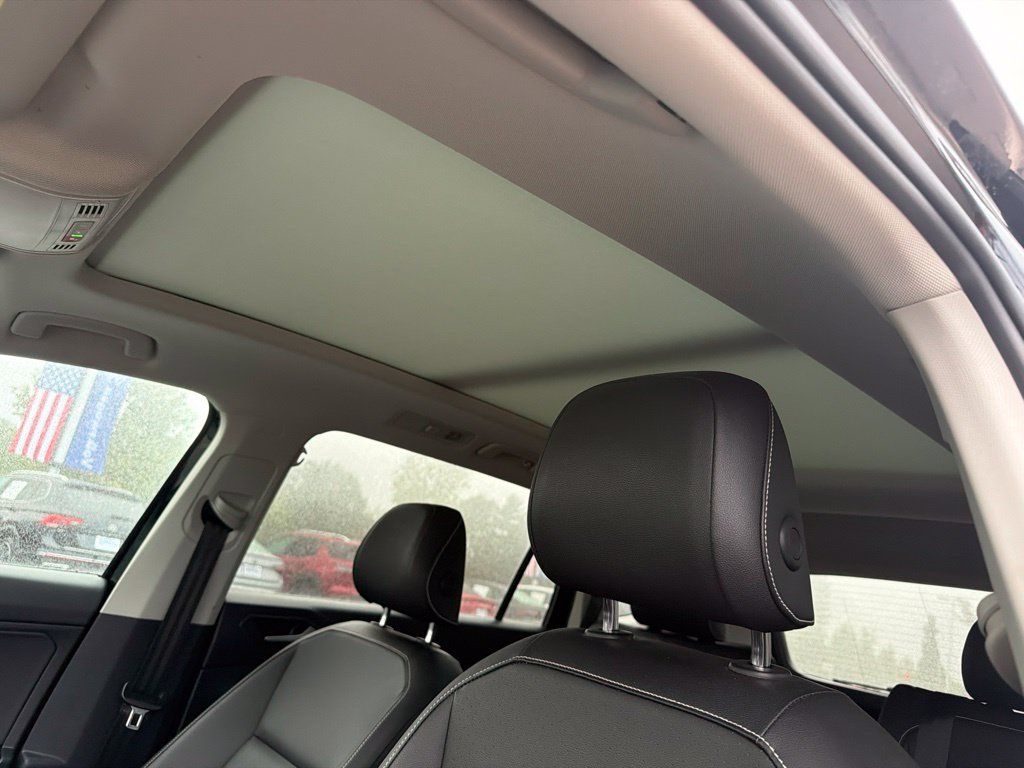 Used 2021 Volkswagen Tiguan SEL AWD/4WD image 31