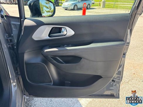 Used 2025 Chrysler Pacifica Limited AWD/4WD image 41