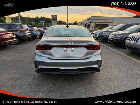 Used 2022 Kia Forte LXS w/ LXS Technology Package FWD image 5