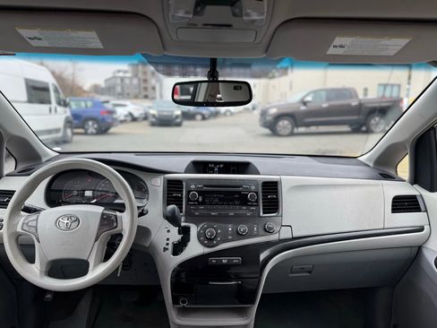 Used 2012 Toyota Sienna LE image 19