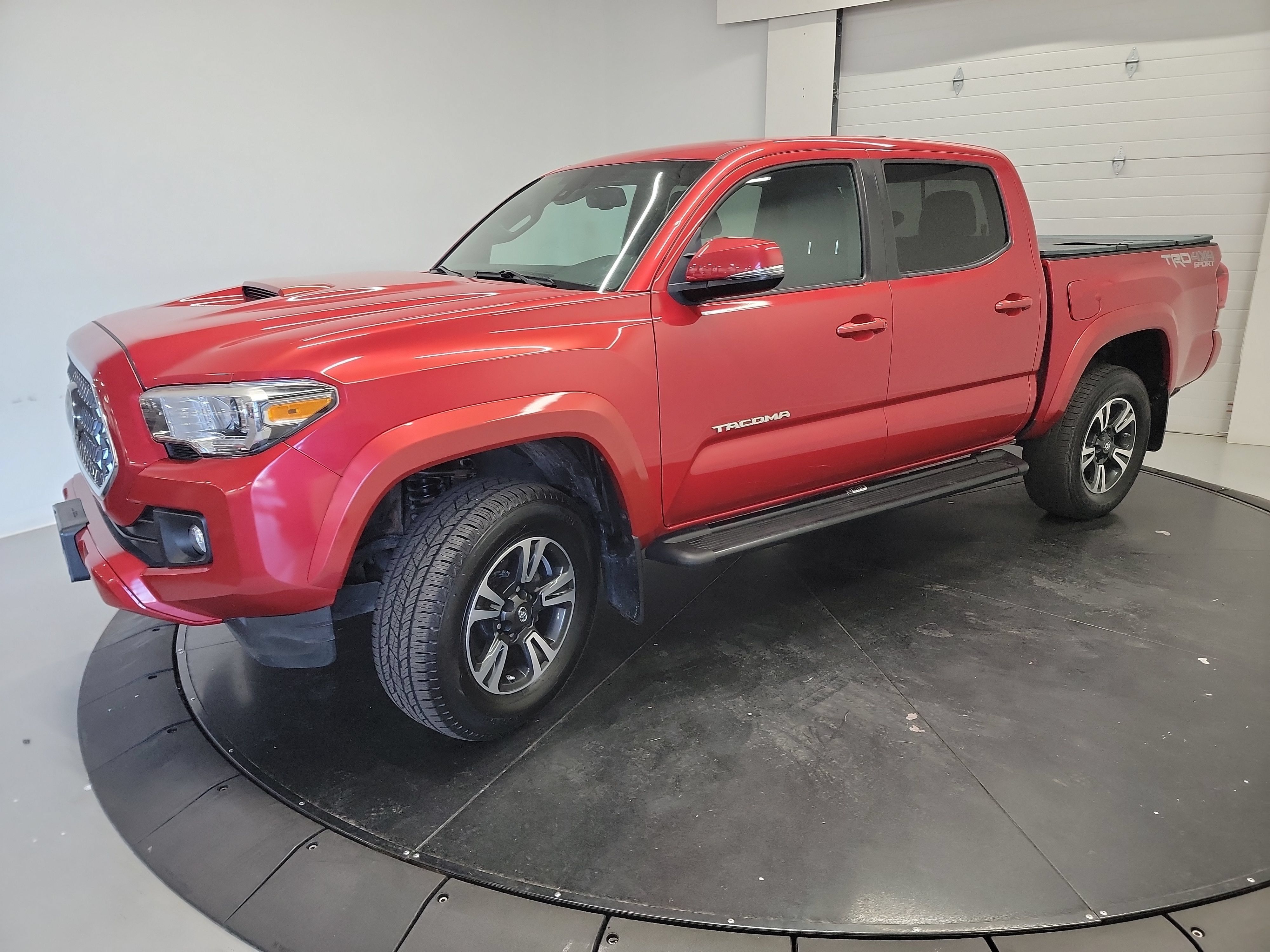 Used 2019 Toyota Tacoma TRD Sport AWD/4WD image 3