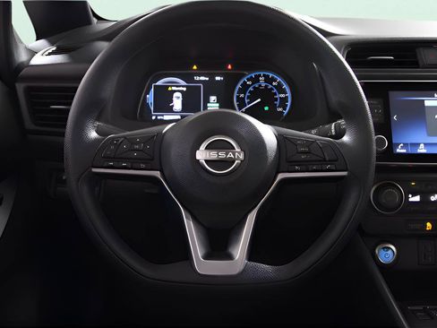 Used 2025 Nissan Leaf S image 27