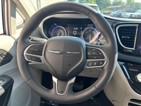 Used 2024 Chrysler Pacifica Touring-L FWD image 16