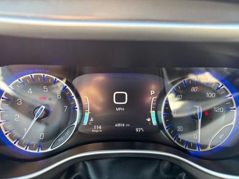Used 2024 Chrysler Pacifica Touring-L FWD image 26