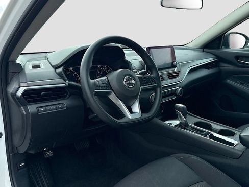 Used 2025 Nissan Altima 2.5 SV FWD image 6