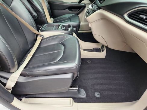 Used 2020 Chrysler Voyager Lxi image 16