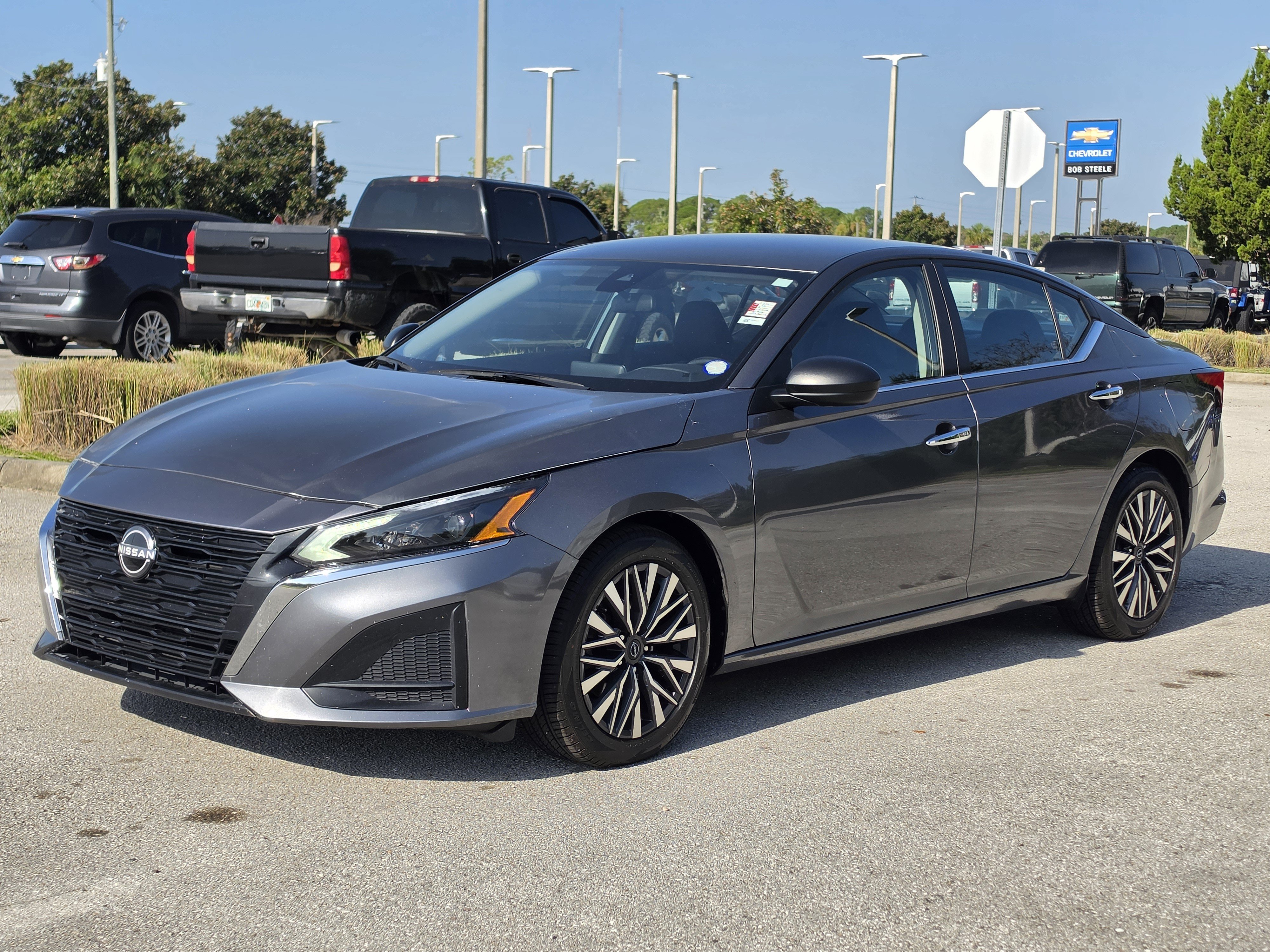 Used 2024 Nissan Altima 2.5 SV FWD image 2