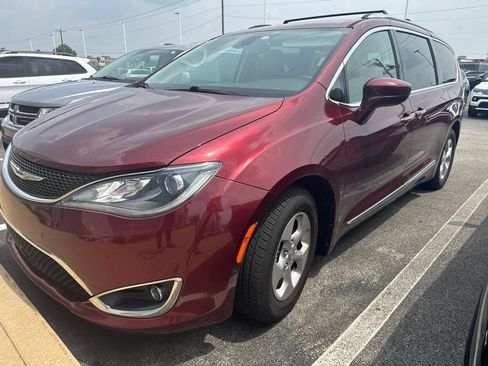 Used 2017 Chrysler Pacifica Touring-L Plus w/ Advanced Safetytec Group FWD image 3