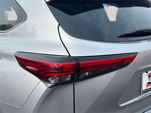 Used 2023 Toyota Highlander LE image 12