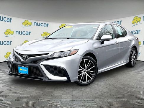 Used 2023 Toyota Camry SE FWD image 3
