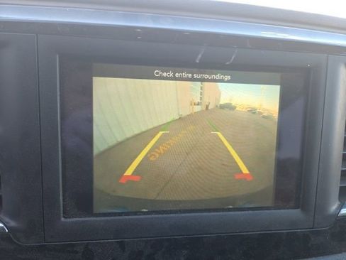 Used 2019 Chrysler Pacifica Touring-L FWD image 13