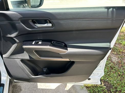 Used 2025 Nissan Pathfinder Platinum FWD image 42