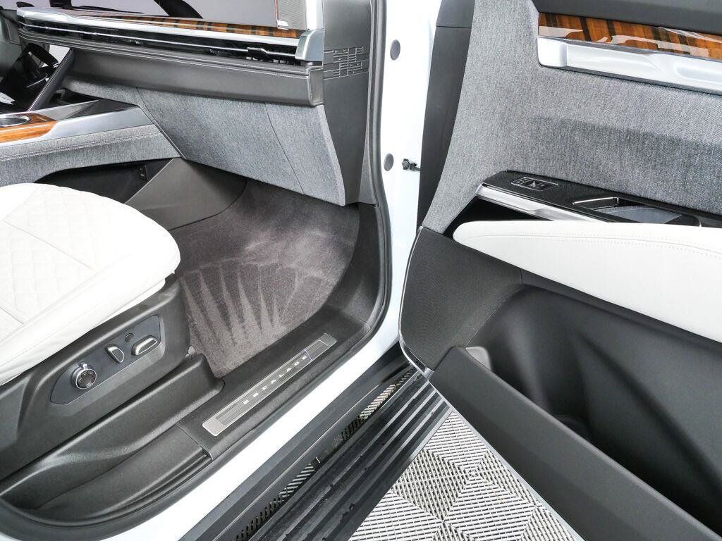 Used 2026 Cadillac Escalade Platinum Sport w/ LPO, ONYX Package AWD/4WD image 27