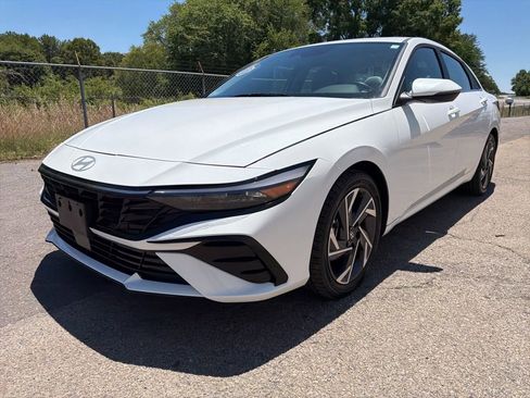 Used 2025 Hyundai Elantra Limited FWD image 6