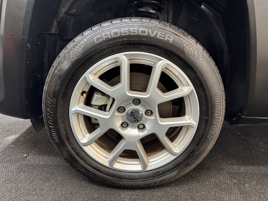 Used 2023 Jeep Renegade Latitude AWD/4WD image 13