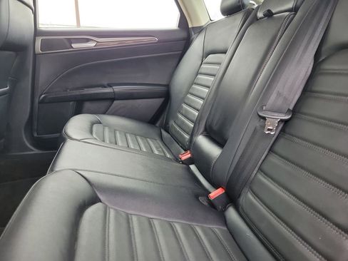 Used 2018 Ford Fusion SE w/ Fusion SE Technology Package FWD image 9