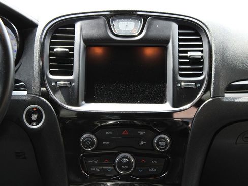 Used 2018 Chrysler 300 S image 18