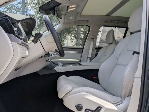 Certified 2025 Volvo XC90 B6 Ultra AWD/4WD image 2