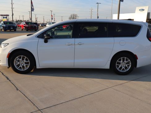 Used 2024 Chrysler Pacifica Touring-L image 9