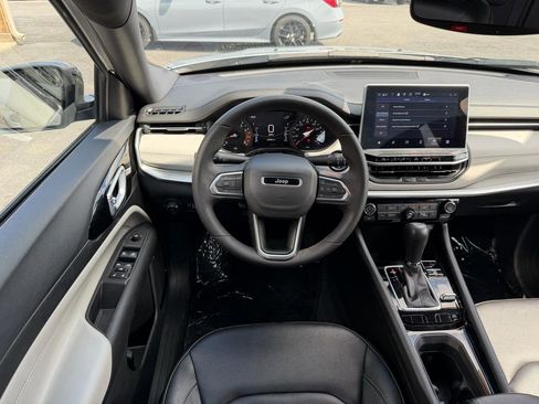 Used 2025 Jeep Compass Limited image 15