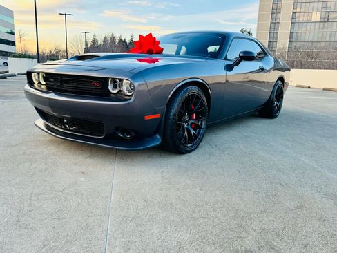 Used 2016 Dodge Challenger SRT w/ Technology Group image 5