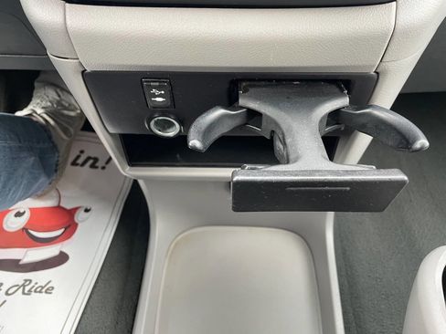 Used 2015 Toyota Sienna L image 28