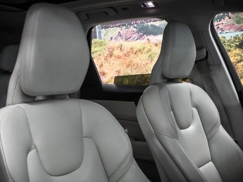 Used 2019 Volvo XC60 T8 Momentum image 24