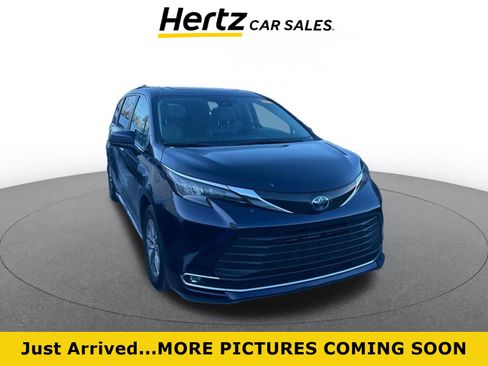 Used 2024 Toyota Sienna XLE image 1
