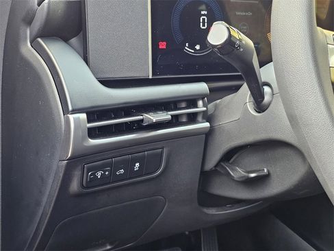 Certified 2025 Hyundai Santa Cruz SE image 18