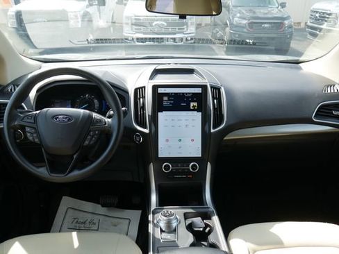 Used 2024 Ford Edge SE image 4