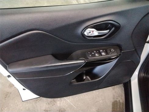 Used 2023 Jeep Cherokee Altitude Lux image 29