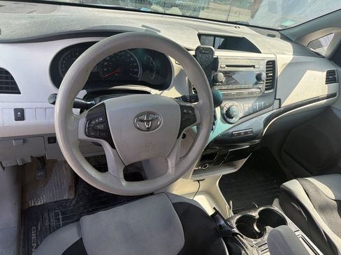 Used 2013 Toyota Sienna LE w/ Towing Pkg AWD/4WD image 10