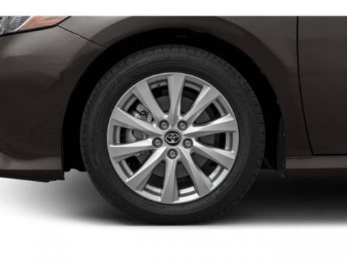 Certified 2018 Toyota Camry LE image 9