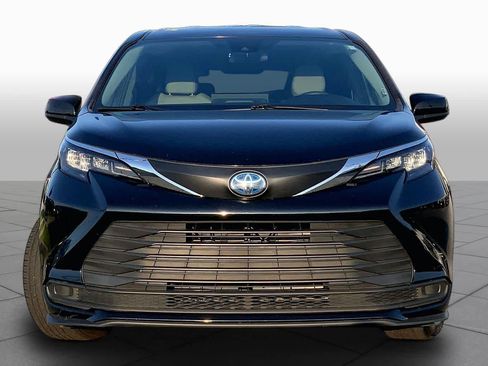Used 2025 Toyota Sienna LE FWD image 4