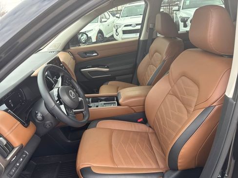 Certified 2025 Nissan Pathfinder Platinum image 10