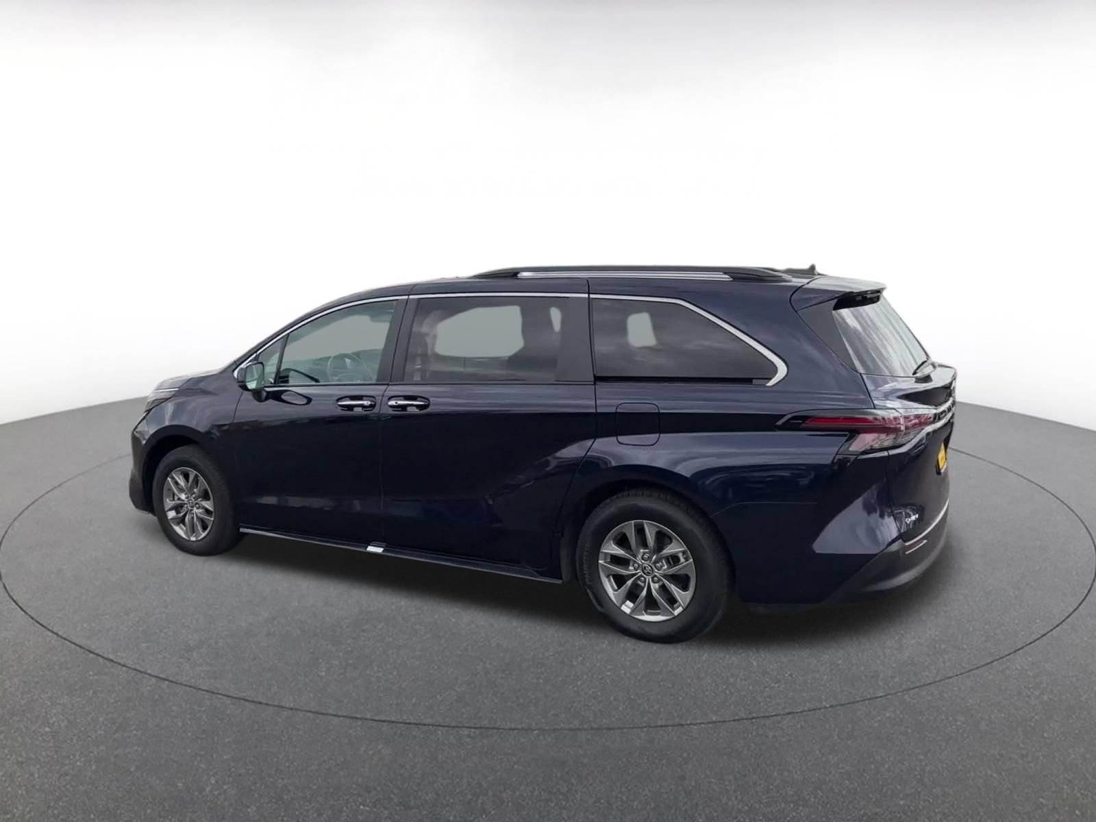 Used 2025 Toyota Sienna XLE FWD image 9