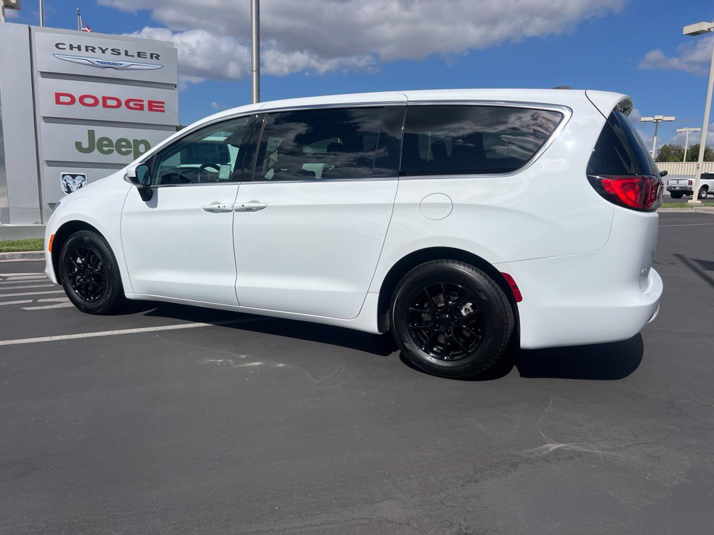 Used 2023 Chrysler Voyager LX FWD image 15